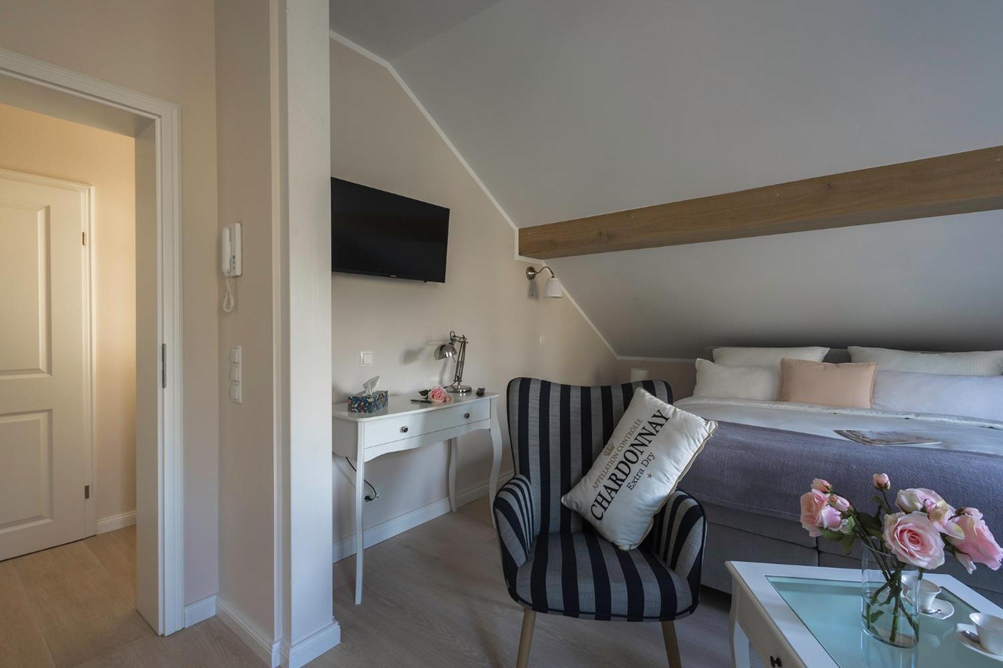 Nostalgie-Nest Mit Boxspringbett Apartment Майен Екстериор снимка